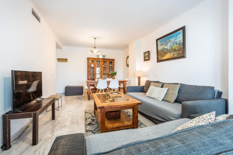 TV and multimedia, Living room, Seating area, Dining area