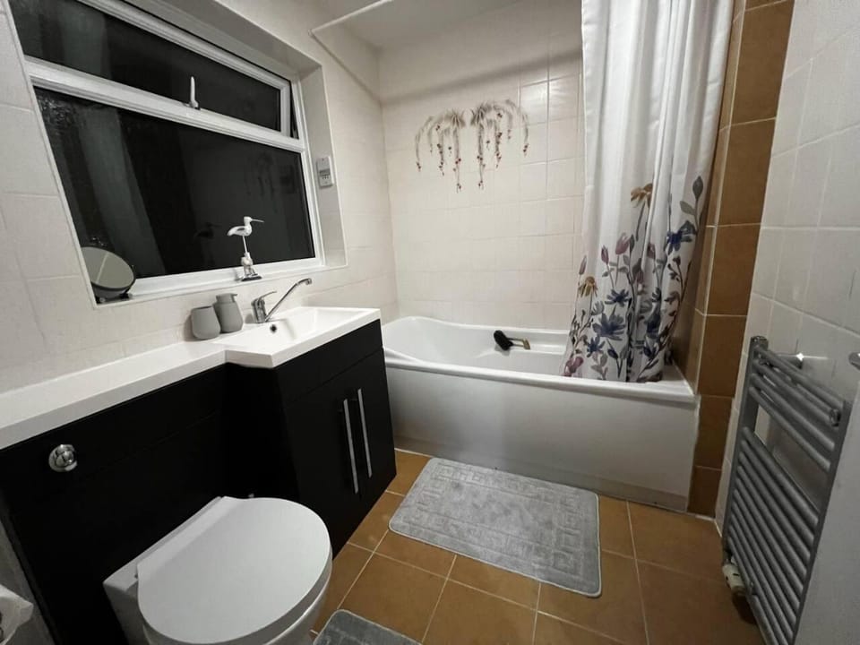 Charming 4-Bed House in Cheltenham Free Parking House in Cheltenham