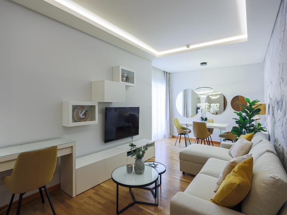 TV and multimedia, Living room, Seating area, Evening entertainment