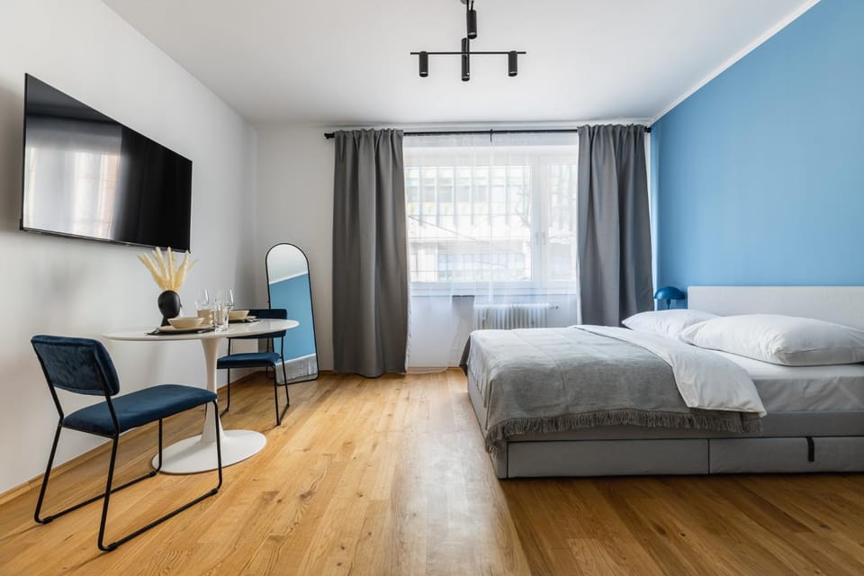 Bed, TV and multimedia, Photo of the whole room, Bedroom