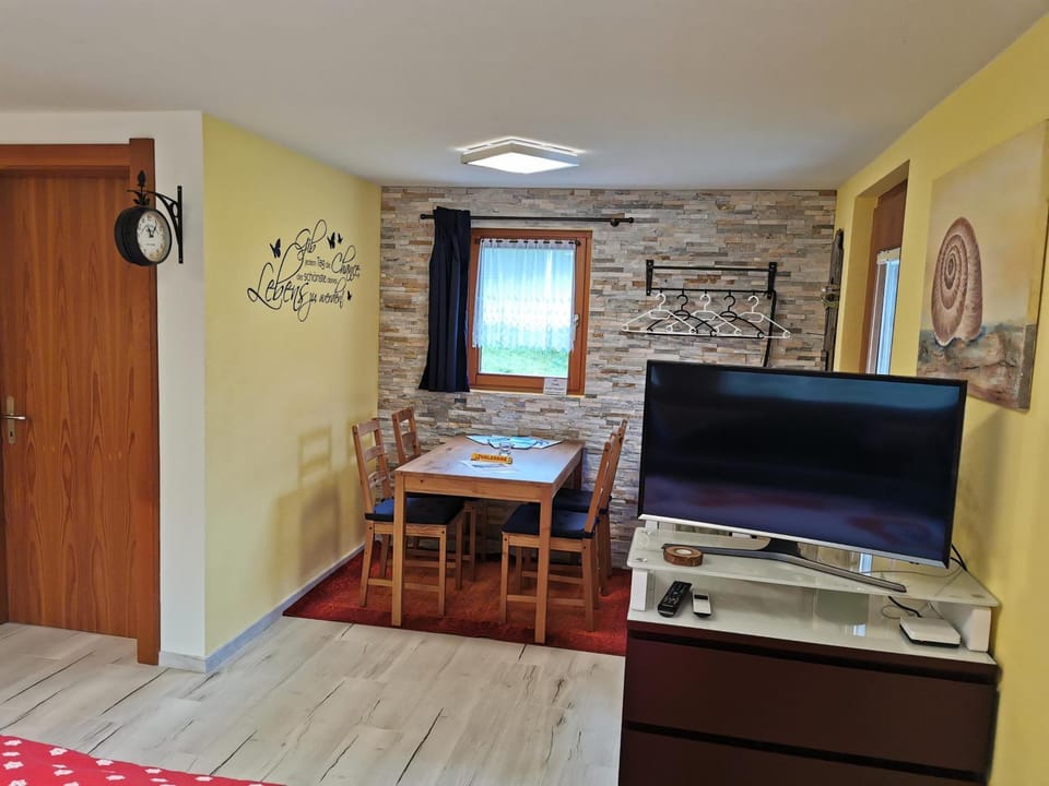 TV and multimedia, Seating area, Dining area