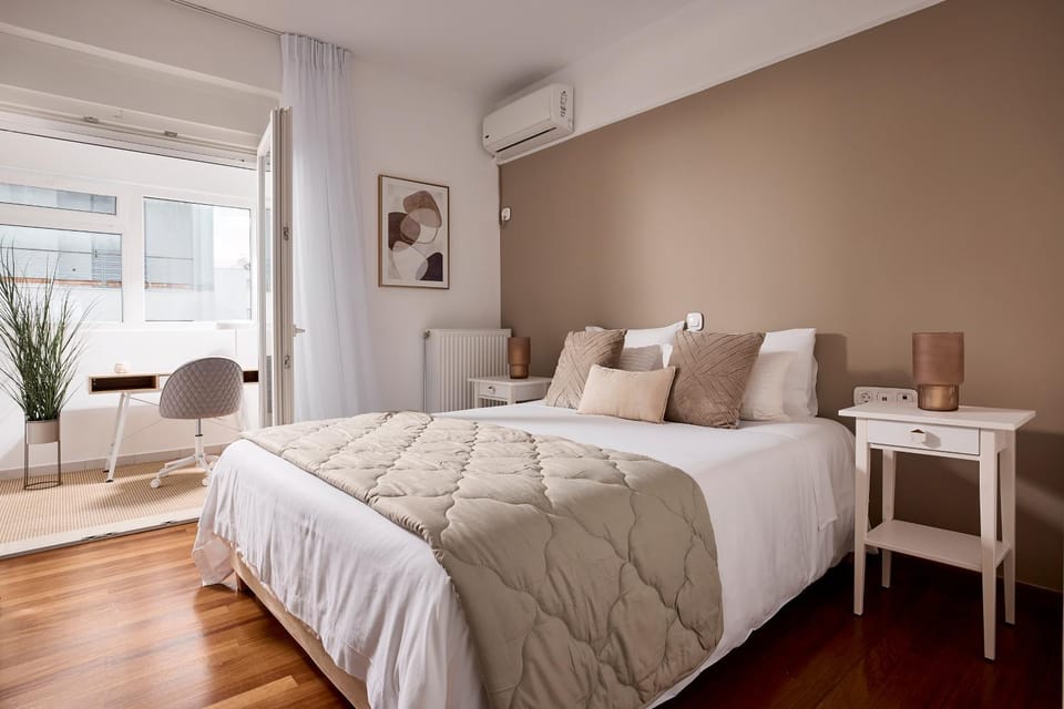 Bed, Photo of the whole room, Seating area, Bedroom, air conditioner