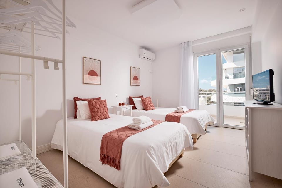 Bed, TV and multimedia, Photo of the whole room, Bedroom, towels, air conditioner