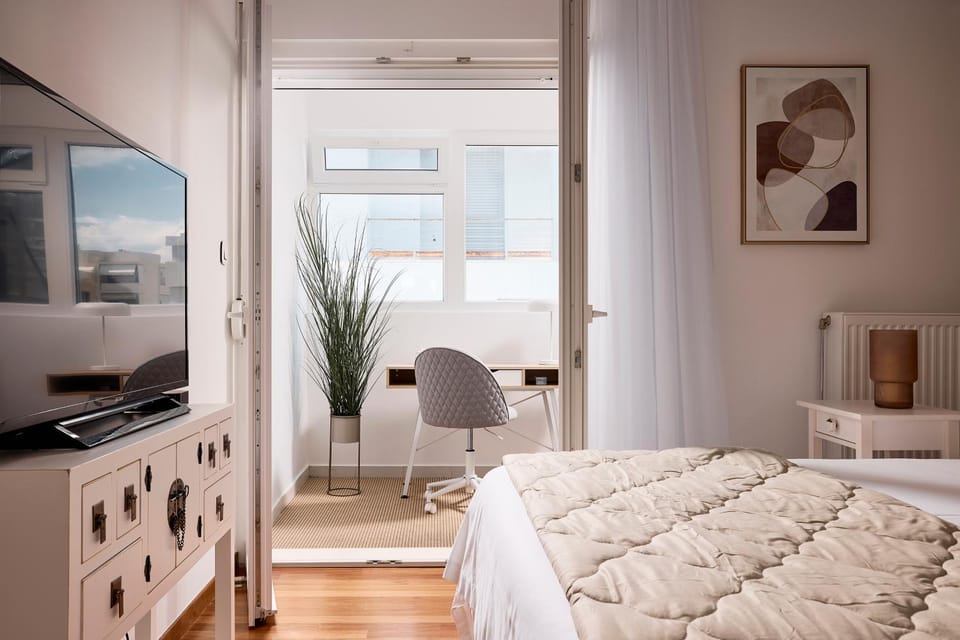 Bed, TV and multimedia, Photo of the whole room, Seating area, Bedroom