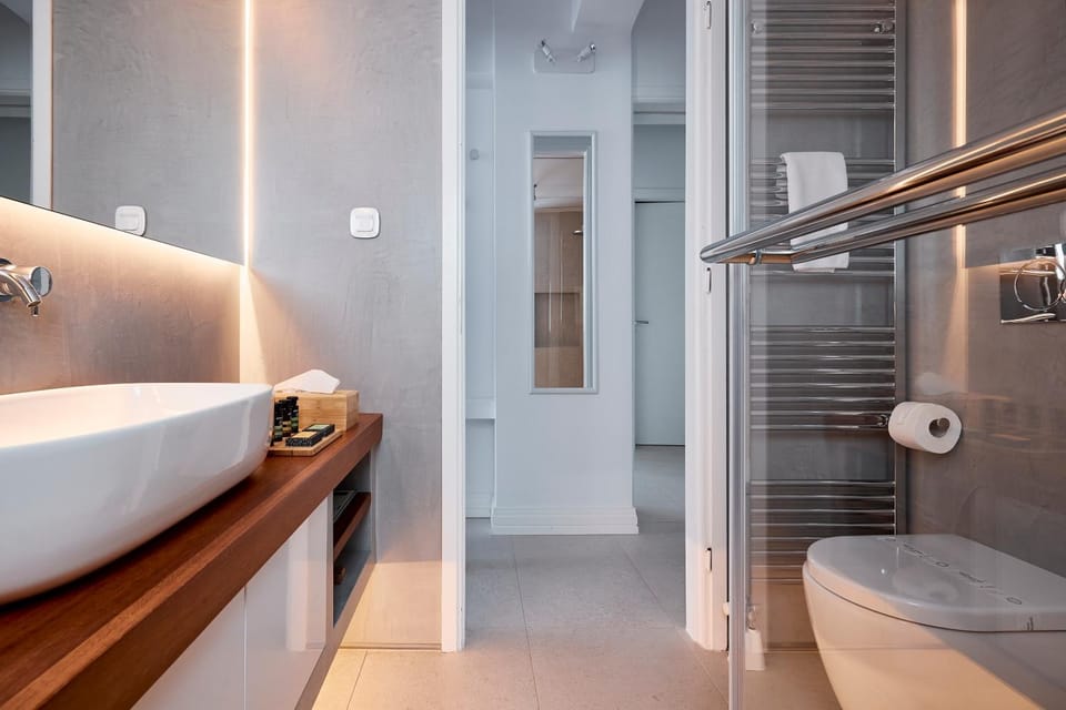 Shower, Toilet, Bathroom, towels