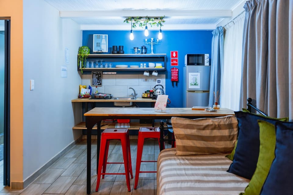 Kitchen or kitchenette, Living room, Seating area, Dining area, minibar, kitchen