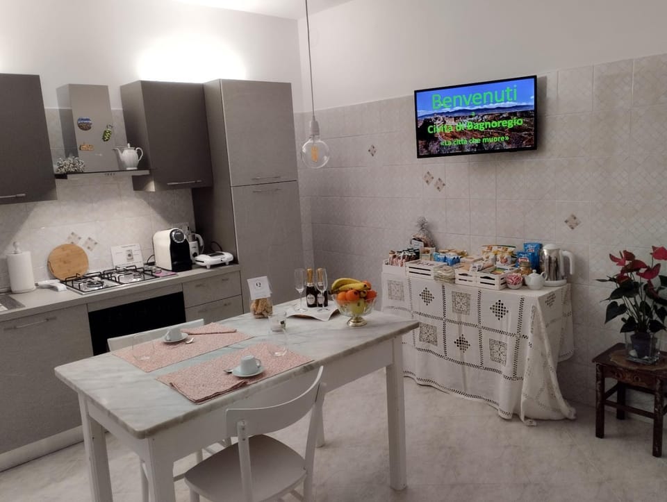 TV and multimedia, Coffee/tea facilities, Kitchen or kitchenette, Food and drinks, Dining area, Food, pet friendly, stove