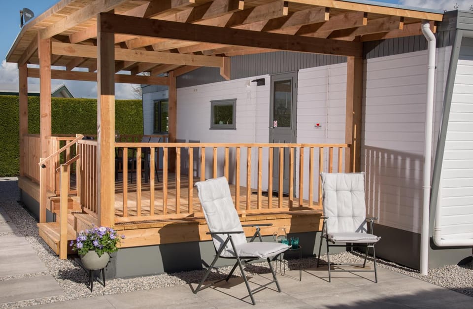 Property building, Day, Balcony/Terrace