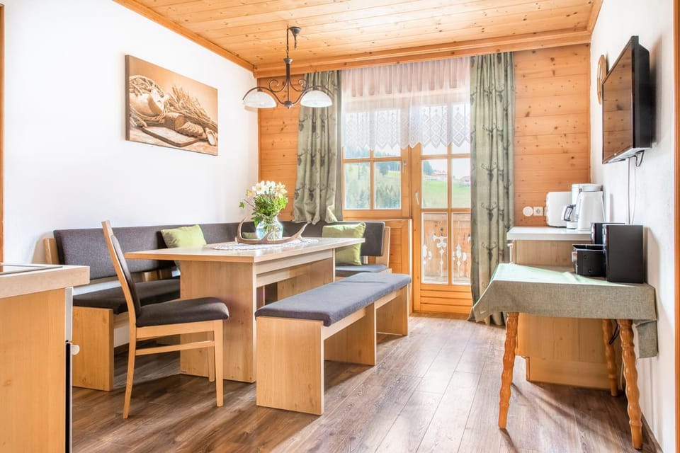 TV and multimedia, Kitchen or kitchenette, Seating area, Dining area