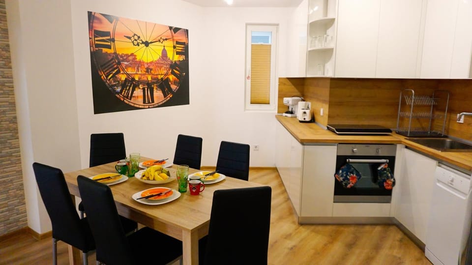 Kitchen or kitchenette, Dining area
