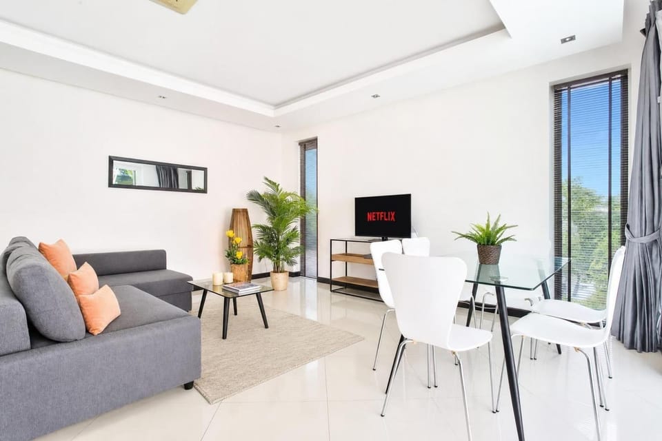 Communal lounge/ TV room, TV and multimedia, Living room, Photo of the whole room, Seating area, Dining area