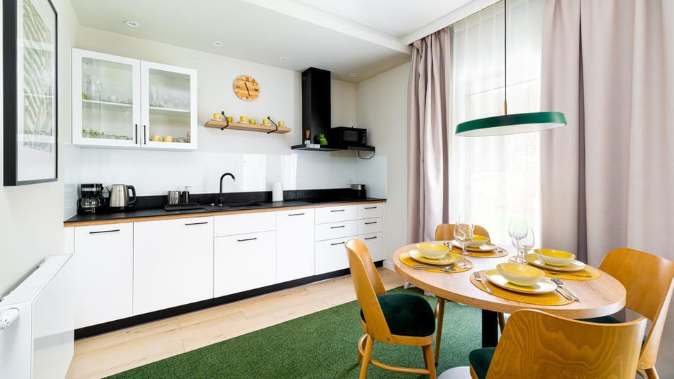 Kitchen or kitchenette, Dining area