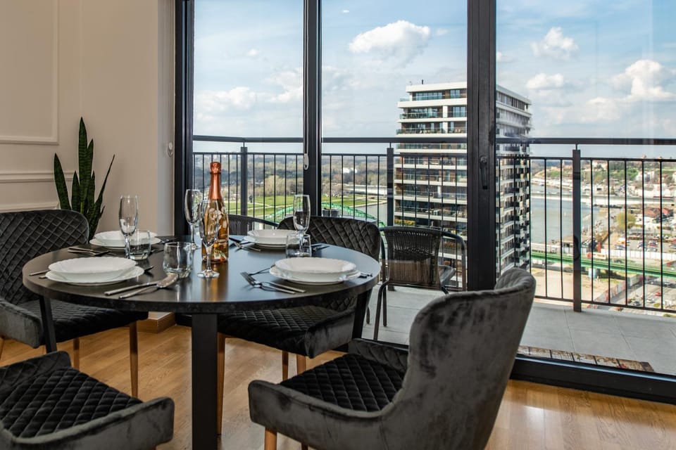 Patio, Day, View (from property/room), Balcony/Terrace, Living room, Seating area, Dining area, City view