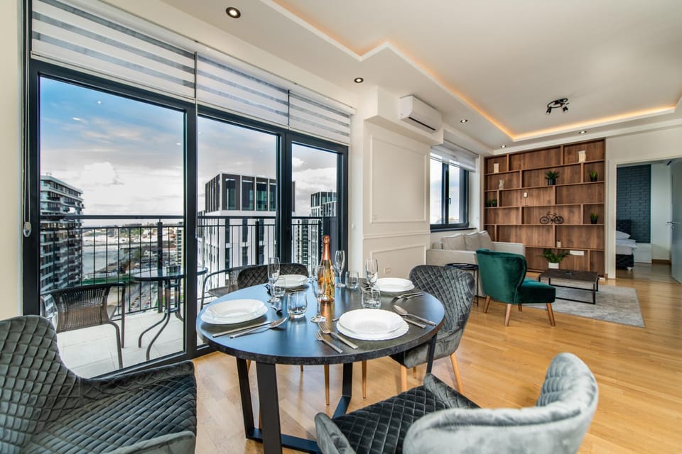 View (from property/room), Balcony/Terrace, Living room, Seating area, Dining area