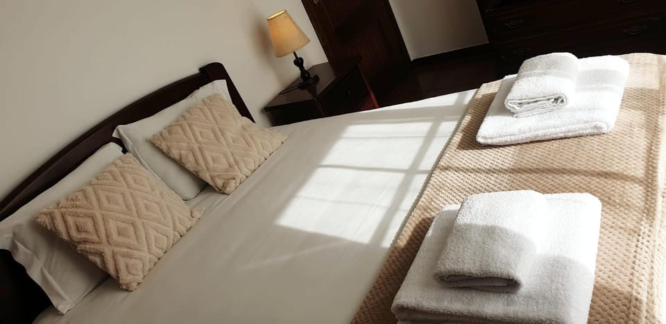 Bed, Photo of the whole room, Bedroom, towels