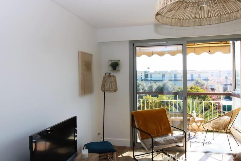 Communal lounge/ TV room, Balcony/Terrace
