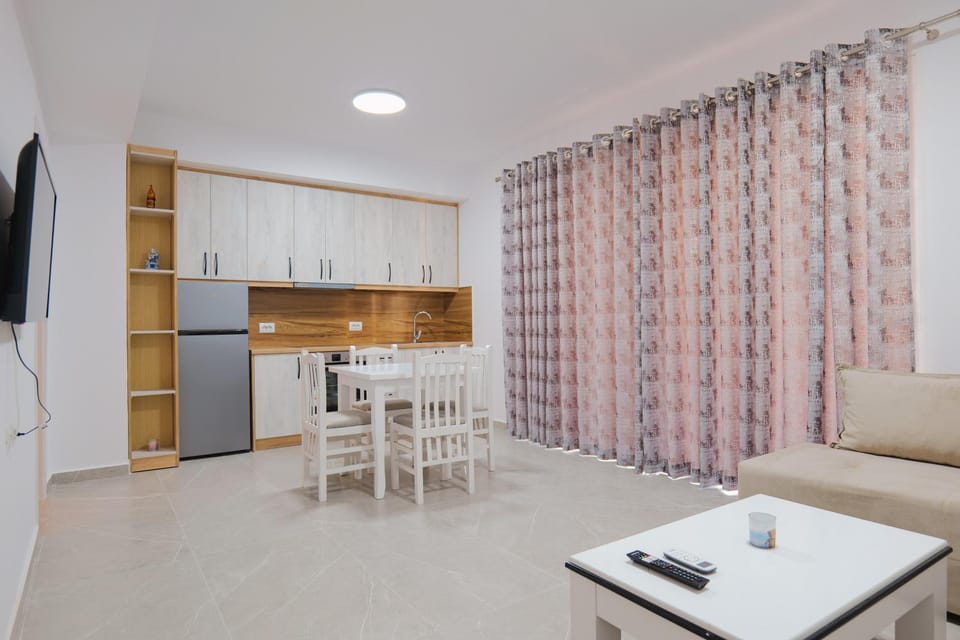 TV and multimedia, Kitchen or kitchenette, Living room, Seating area, Dining area