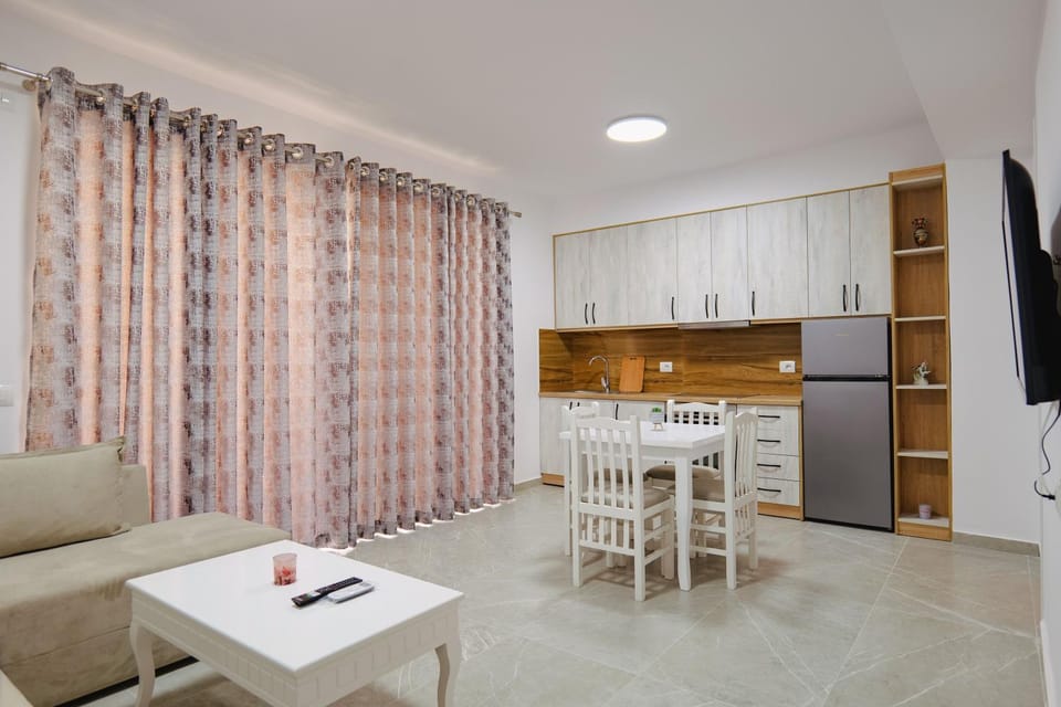 TV and multimedia, Kitchen or kitchenette, Living room, Seating area