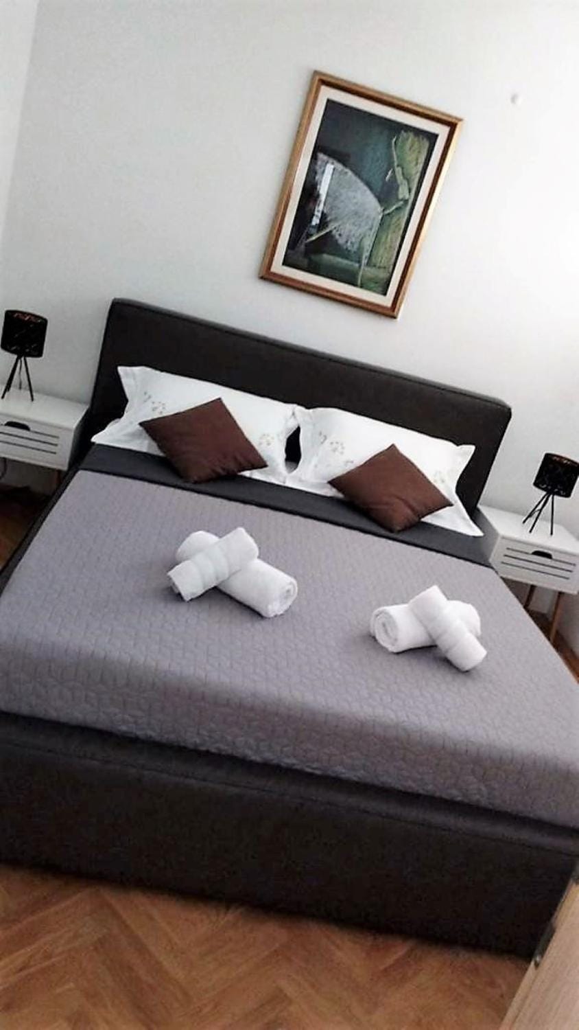 Bed, Photo of the whole room, Bedroom, towels