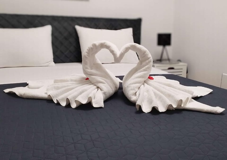 Bed, Bedroom, towels