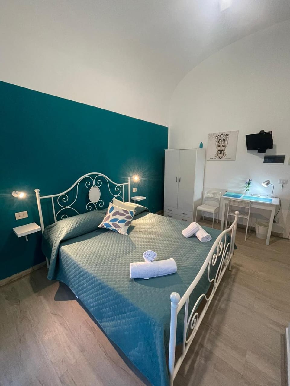 Bed, Photo of the whole room, Bedroom, towels