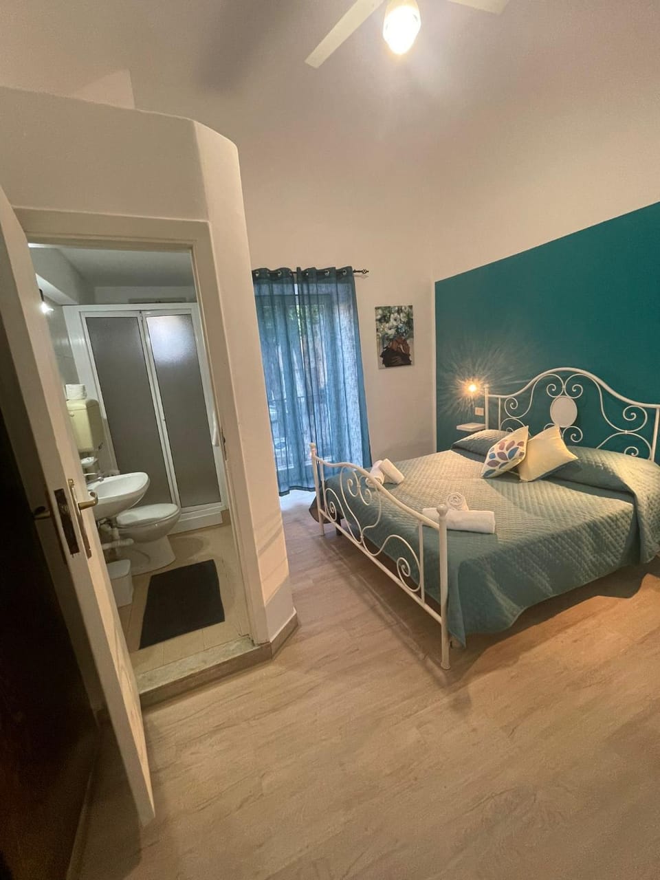 Bed, Bathroom, Photo of the whole room, Bedroom, towels