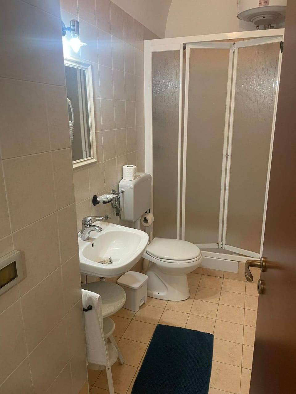 Shower, Toilet, Bathroom, bidet, towels