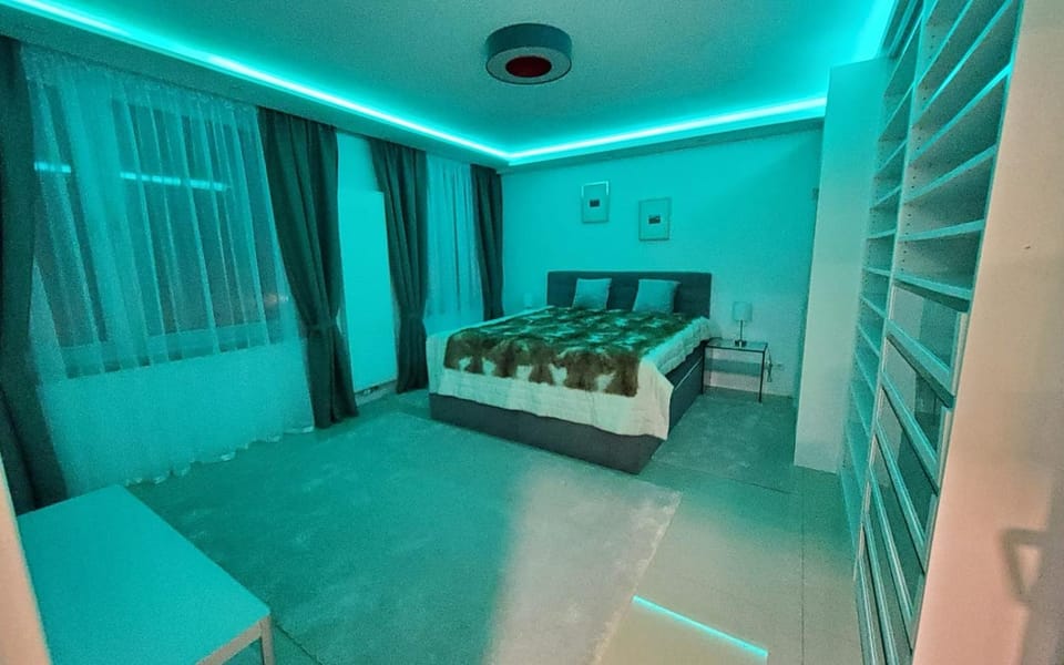Bed, TV and multimedia, Bedroom