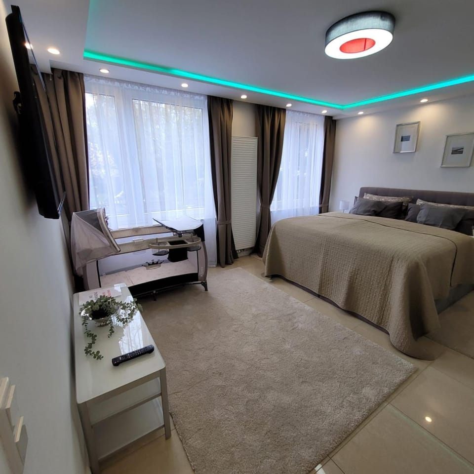 Bed, TV and multimedia, Bedroom