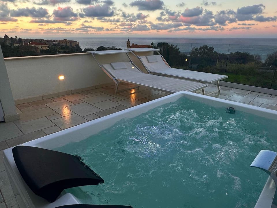 Hot Tub, City view, Sea view