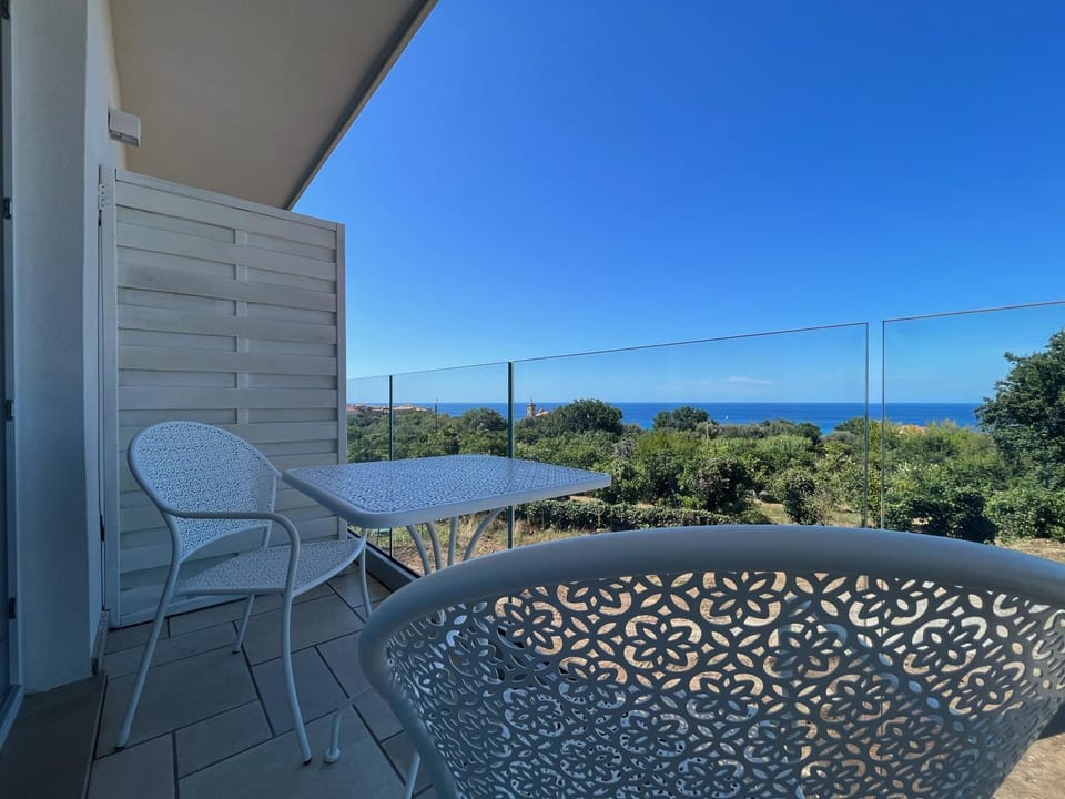 Toilet, Day, Natural landscape, View (from property/room), Balcony/Terrace, Dining area, Sea view