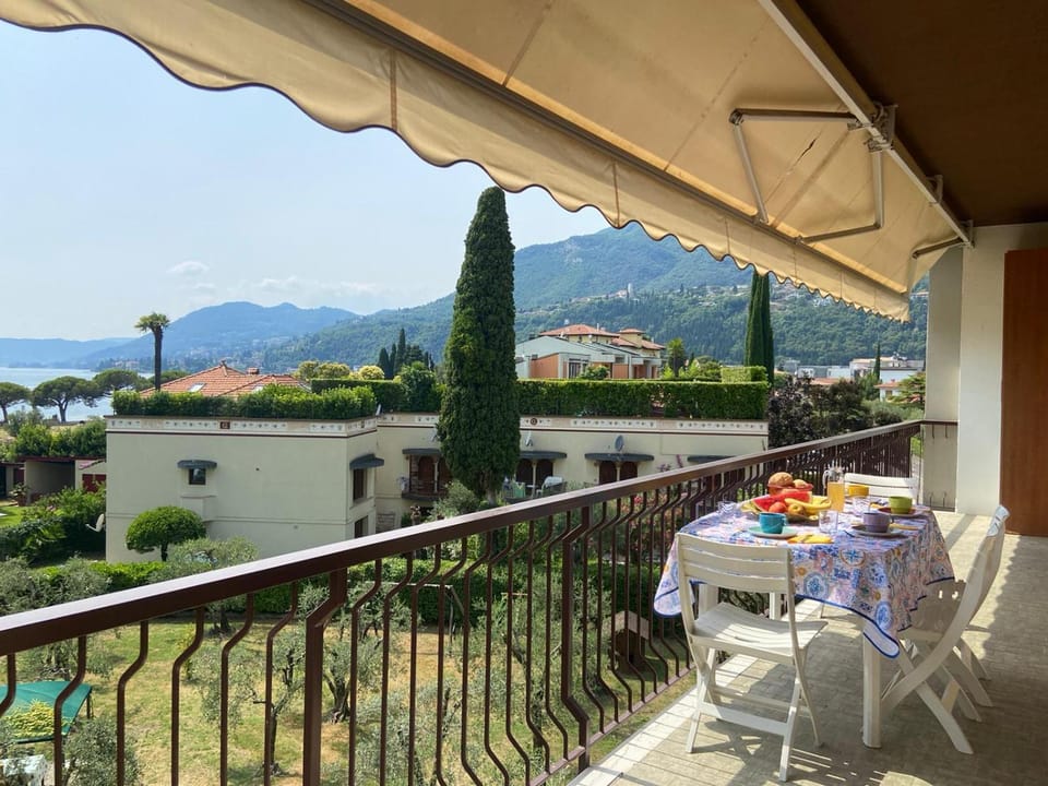 Balcony/Terrace, Lake view, Mountain view