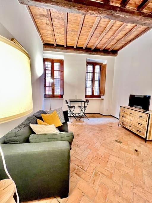 TV and multimedia, Living room, Seating area, Evening entertainment