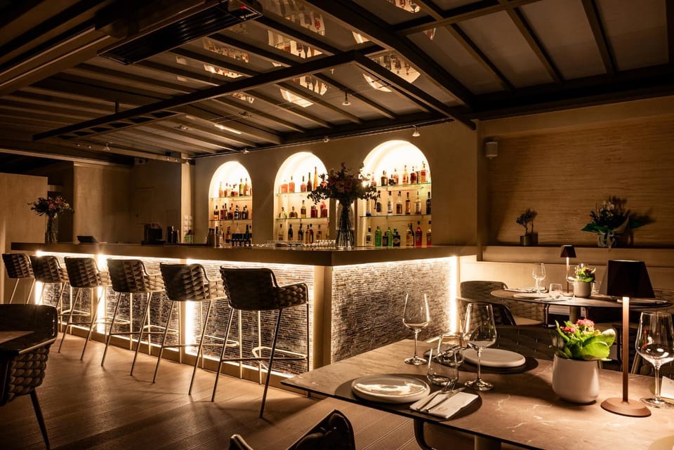 Restaurant/places to eat, Lounge or bar