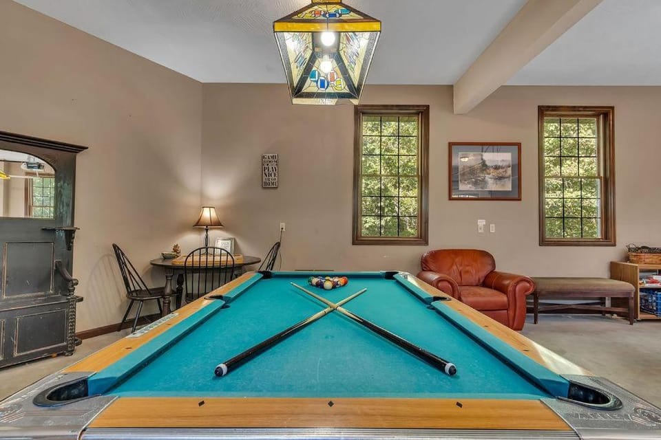 Meadows Edge Lodge with GameRoom Nature lodge in Table Rock Lake