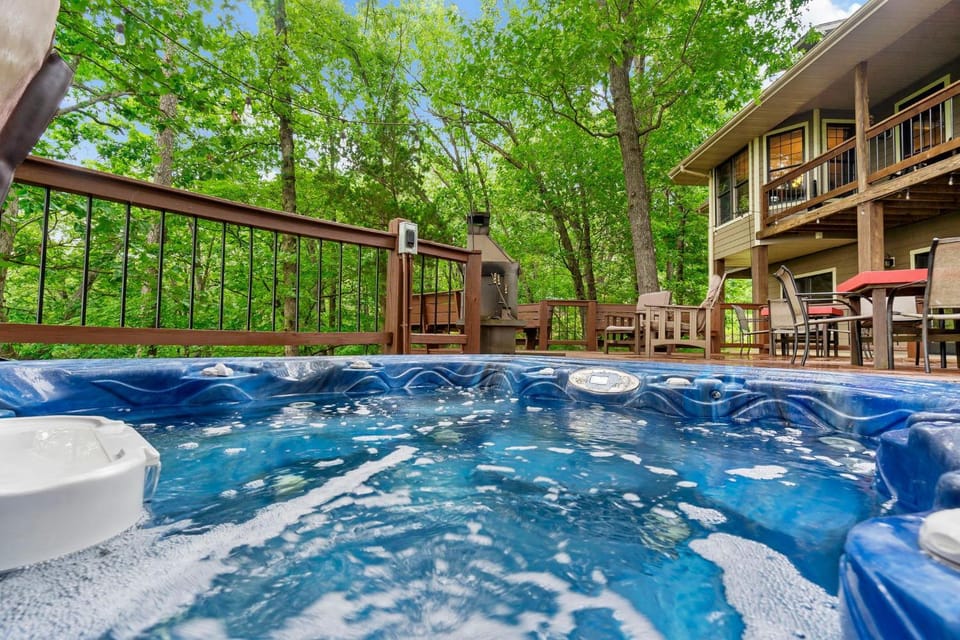 Meadows Edge Lodge with GameRoom Nature lodge in Table Rock Lake