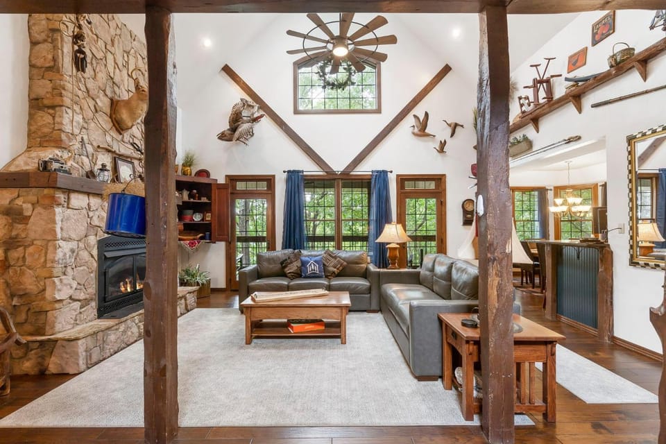 Meadows Edge Lodge with GameRoom Nature lodge in Table Rock Lake