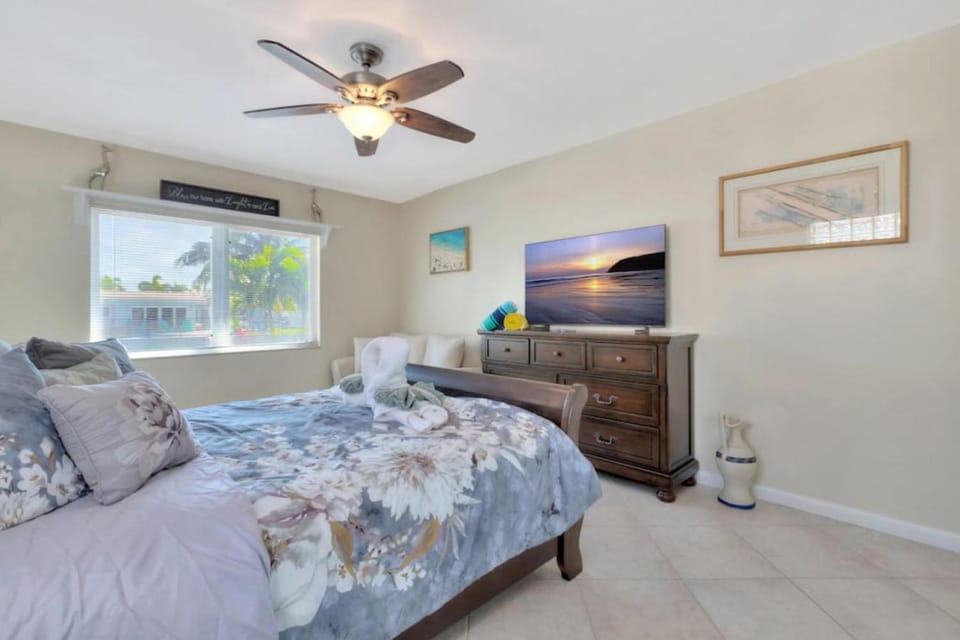 Bed, TV and multimedia, Bedroom, fireplace