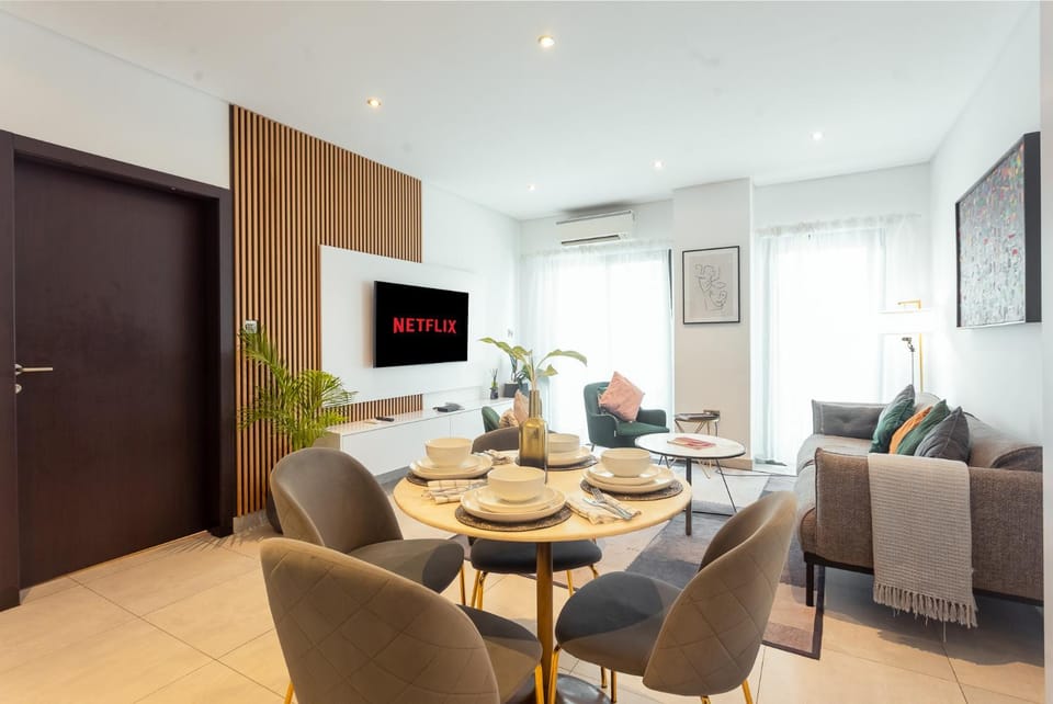 TV and multimedia, Living room, Seating area, Dining area