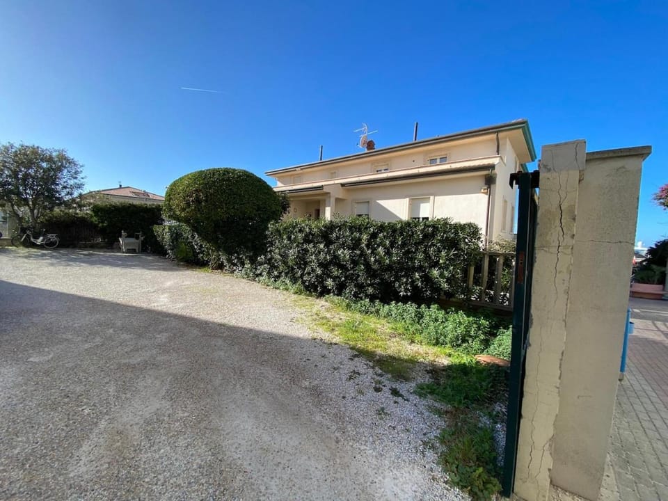 Property building, Neighbourhood, Parking
