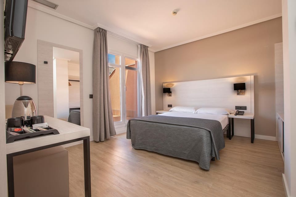 Bed, Coffee/tea facilities, Photo of the whole room, Bedroom