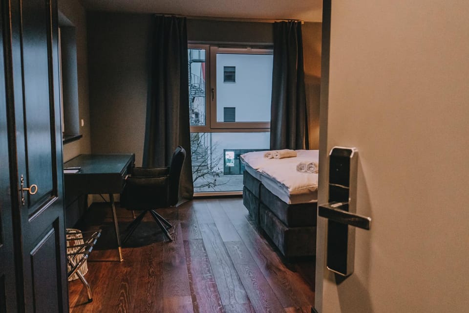 Photo of the whole room, Seating area, hair dresser