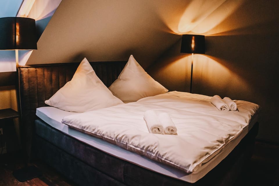 Bed, towels