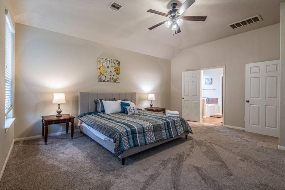 Bed, Photo of the whole room, Bedroom, fireplace