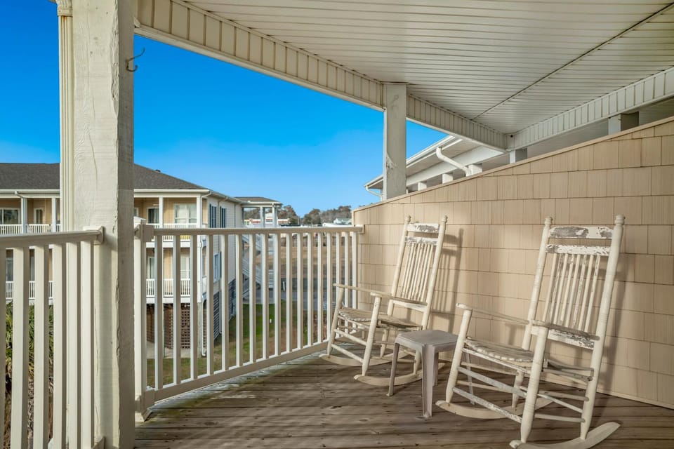 A1A By Oak Island Accommodations Apartment in Oak Island