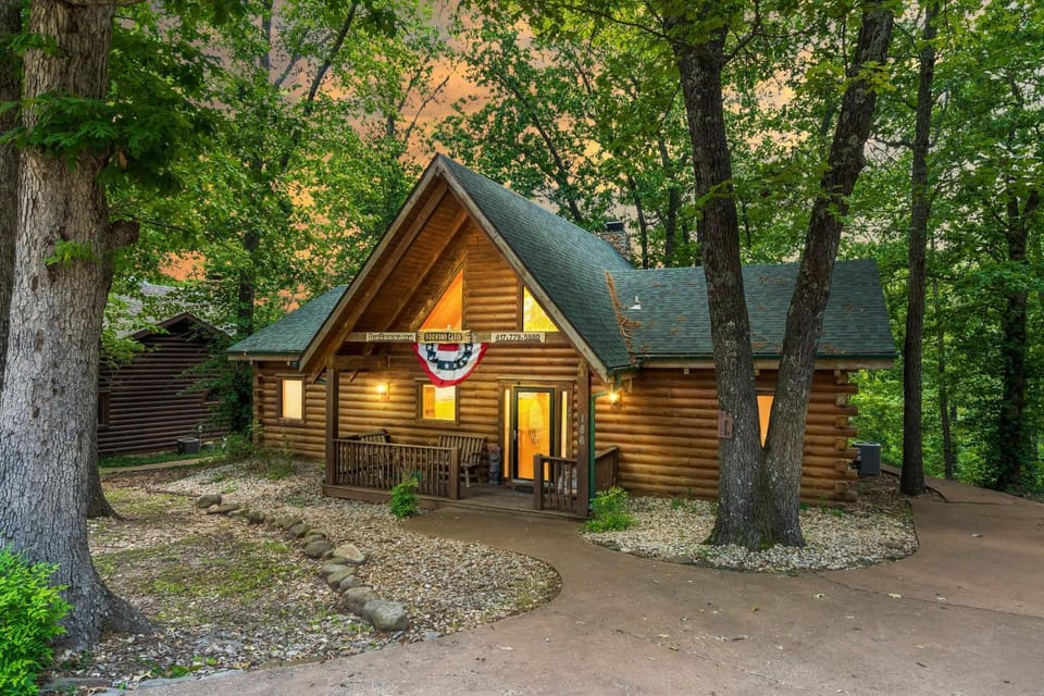 Dogwood Tree Cabin Cabin in Ridgedale