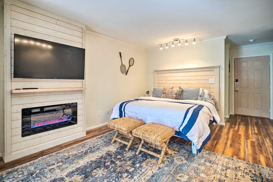 Balcony and Pool Access! Couples Escape in Lake Lure Apartment in Lake Lure