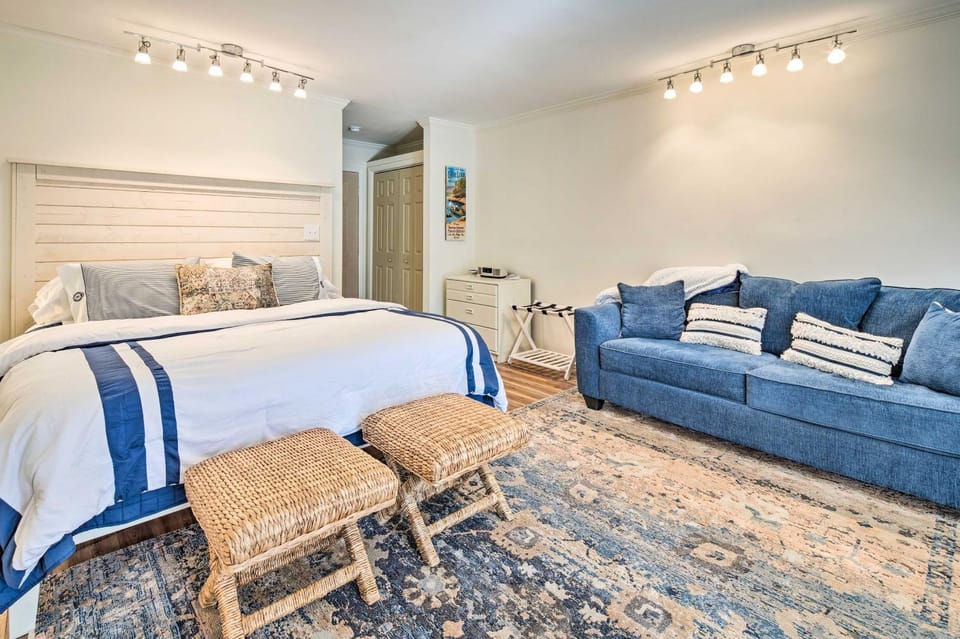 Balcony and Pool Access! Couples Escape in Lake Lure Apartment in Lake Lure