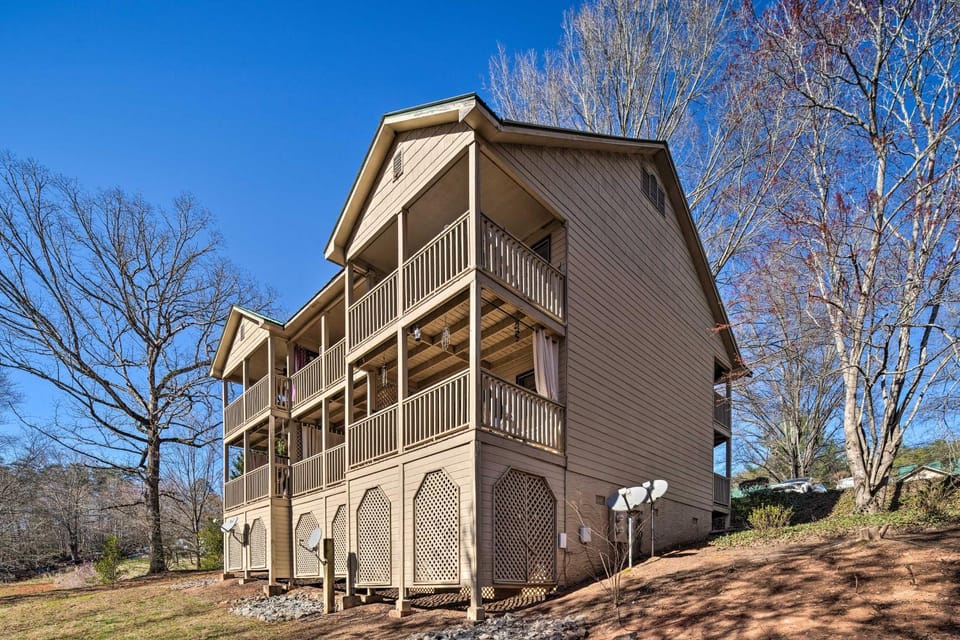 Balcony and Pool Access! Couples Escape in Lake Lure Apartment in Lake Lure