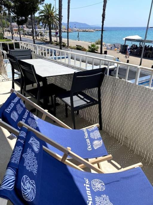 T3 , parking , grand large, face plage, wifi St Jean Apartment in La Ciotat